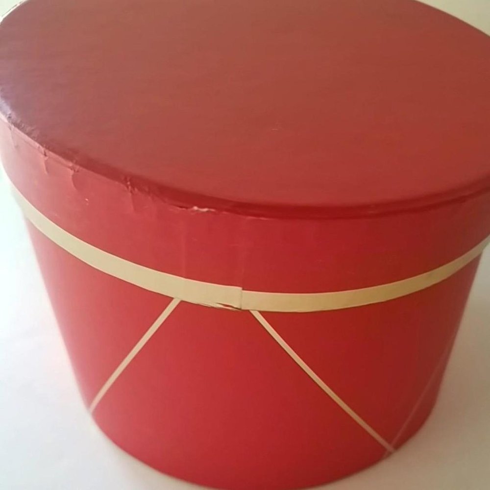 Circle Gift Box Red And Gold - Picture 4 of 8